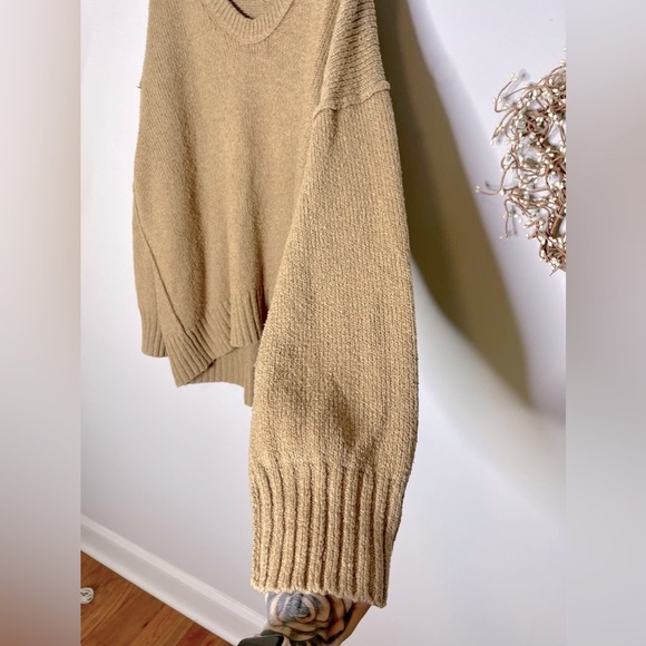 Free People Deep V Neck sweater! Can be worn Off one shoulder Size M - Picture 6 of 8